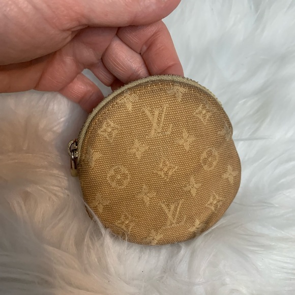 2006 authentic Louis Vuitton small coin pouch - Picture 9 of 16